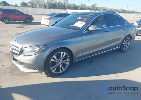 2015 Mercedes-Benz C 300 z USA, uszkodzony, nr VIN 55SWF4JB1FU057736